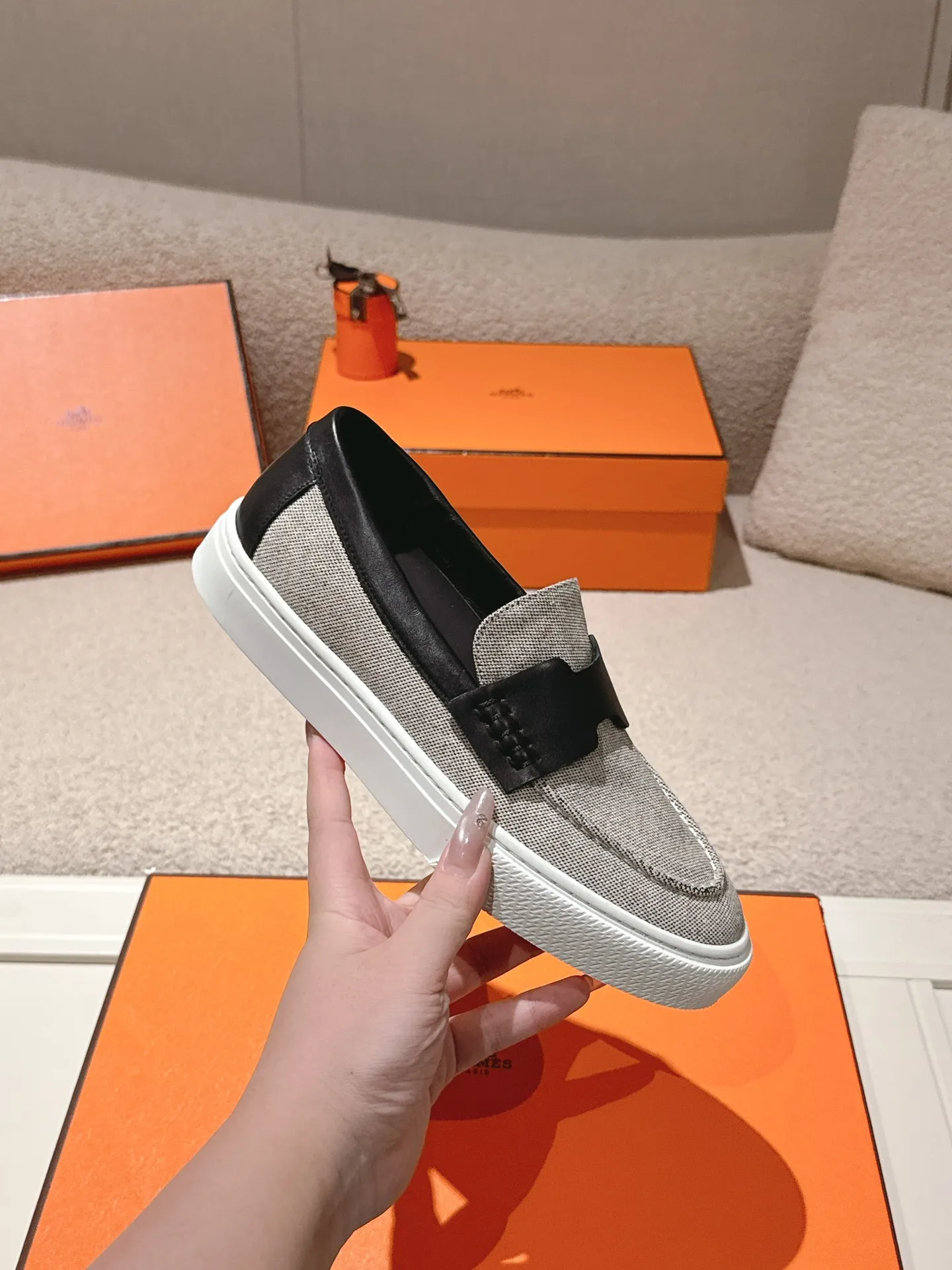 Men's men's shoes P620! Hermes# Thick Sole Couple Loafers These lace-up free sneakers in calfskin and washed denim feature signature "H" details. The design is simple and smooth, creating a fashionable urban look. It is comfortable and versatile. H family classics are not outdated, and the delivery counter is beautifully packaged🛍📦 Fabric: Original customized washed denim/first-layer cowhide Lining: Imported soft sheepskin Sole: Original open-molded anti-slip TPU material Size: 35-45